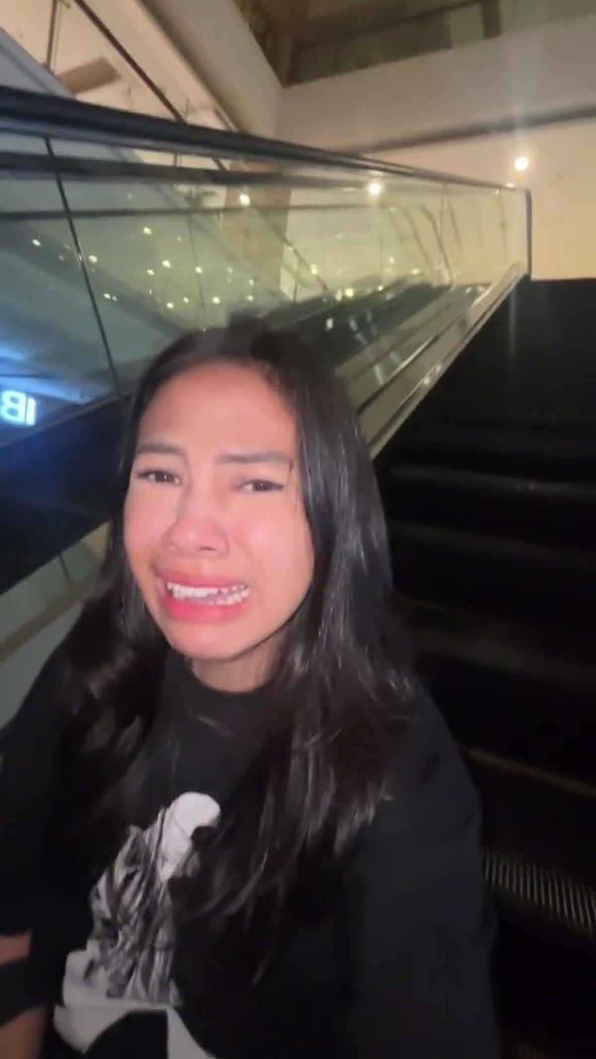 Momen Lucu Tapi Kasihan, TikToker Ini Ketiduran di Toilet Mall sampai Tutup dan Nangis di Eskalator