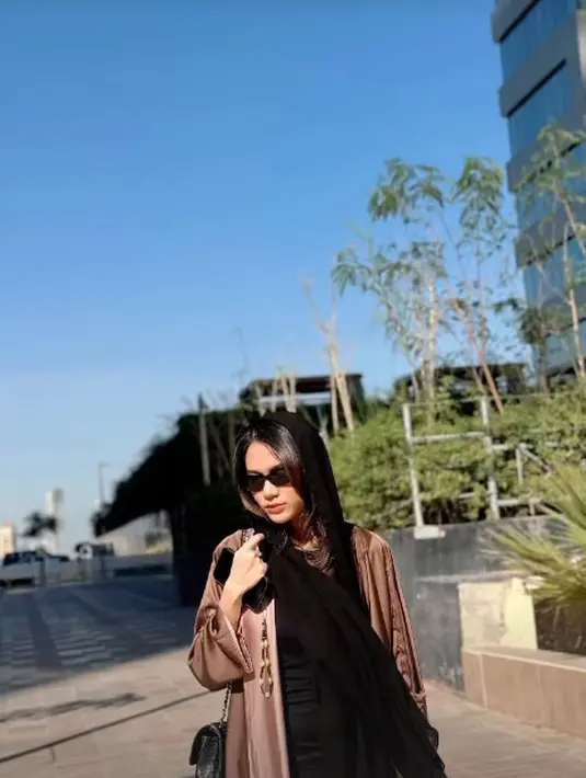 Dalam potret pertama, Azizah pilih kenakan dress di tengah panasnya udara Qatar [@azizahsalsa_]