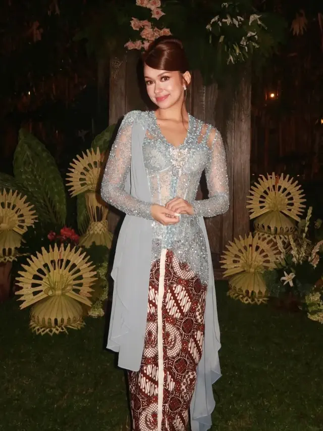 Rebecca Klopper Bridesmaid di Akad Nikah Jennifer Coppen pakai kebaya baby blue. [@rklopperr]
