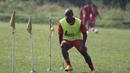 Penyerang Persija, Pacho Kenmogne, berlatih jelang babak 8 besar Piala Jenderal Sudirman di Lapangan Sawangan, Depok, Jawa Barat, Senin (7/12/2015). (Bola.com/Vitalis Yogi Trisna) 