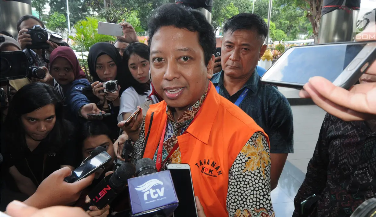 Mantan Ketum PPP, Romahurmuziy menjawab pertanyaan para pewarta setibanya di Gedung KPK, Jakarta, Jumat (22/3). Rommy diperiksa perdana sebagai tersangka suang pengisian jabatan di lingkungan di Kementerian Agama RI. (merdeka.com/Dwi Narwoko)