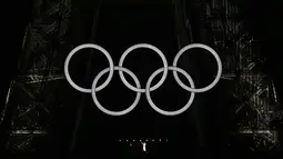 Setelah penyalaan obor Olimpiade Paris 2024, sang Diva tampil di Menara Eiffel yang kilau cahaya dan berhias logo Olimpiade. (Loic VENANCE / POOL / AFP)