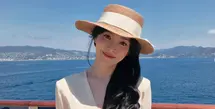 Dalam unggahan tersebut, Song Hye Kyo memperlihatkan keseimbangan sempurna antara bekerja dan berlibur. Latar laut biru yang tenang, dek kapal yang mewah, hingga suasana santai di bawah sinar matahari menjadi pelengkap sempurna bagi penampilannya yang effortless namun tetap sophisticated. [Dok/@kyo1122].