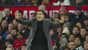 Pelatih kepala Bournemouth, Andoni Iraola memberi instruksi kepada pemainnya saat menghadapi Manchester United pada laga pekan ke-16 Liga Inggris 2023/2024 di Old Trafford Stadium, Sabtu (9/12/2023). (AP Photo/Jon Super)