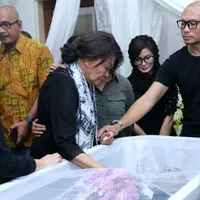 Aditya Tumbuan, putra keempat pasangan mendiang Frans Tumbuan dan Rima Melati meluruskan ihwal sebab kematian sang papa. 