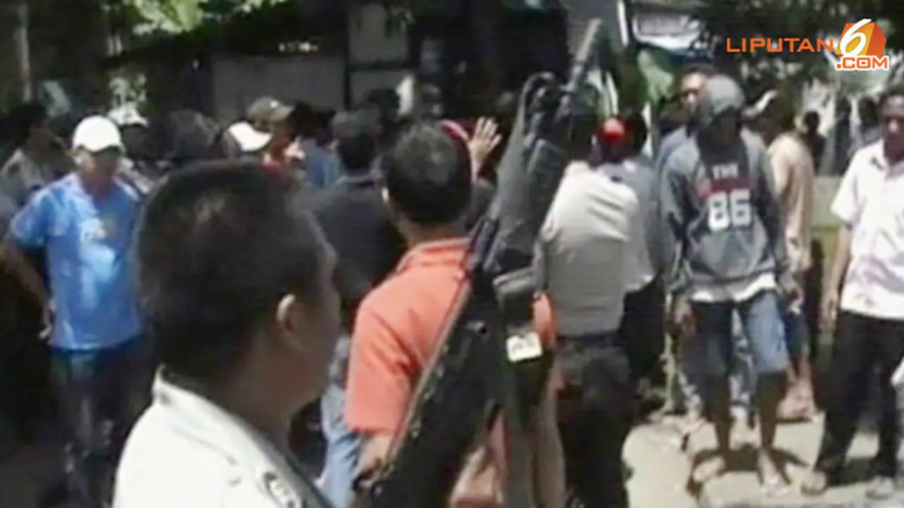 warga-serbu-polisi-140224d.jpg
