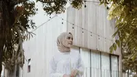 Mau Tampil Simpel tapi Elegan saat Kondangan? Ini 6 Inspirasi Outfit Hijabnya