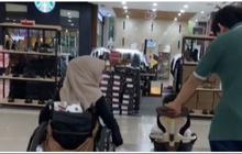 Momen Orang Tua Disabilitas Ajak Anaknya Jalan-Jalan ke Mall Ini Viral, Curi Perhatian