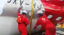 Petugas saat memeriksa bagian belakang pesawat AirAsia di atas kapal Crest Onyx,  Kalteng, Sabtu (10/1/2015). (Liputan6.com/Rochmanuddin)