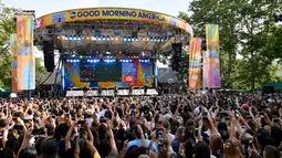 Sejumlah penonton menyaksikan aksi panggung Backstreet Boys saat saat tampil di ABC "Good Morning America" di SummerStage di Rumsey Playfield, Central Park, New York (13/7). (AFP Photo/Michael Loccisano)