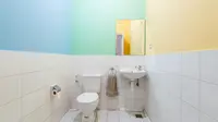 8 Desain Kamar Mandi Kecil Tanpa Jendela, Tetap Terang dengan Trik Ini
