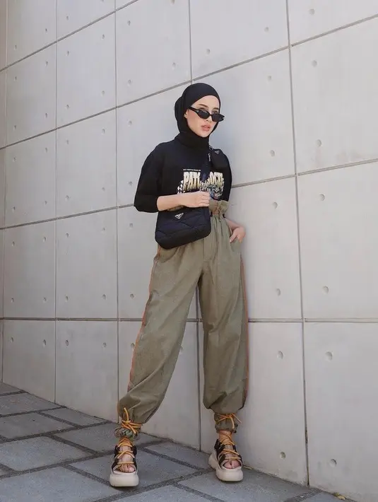 Kamu juga bisa tiru gaya swag dengan styling pasmina, inner, printed tee, dan high waisted pants, serta platform sandals. (Instagram/emypunjabi).