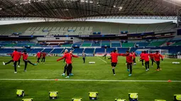 Para pemain Jepang melakukan pemanasan dalam sesi latihan di Stadion Saitama di Saitama (31/1/2022). Jepang untuk sementara berada di urutan kedua dan terpaut 4 poin dari Arab Saudi yang memimpin klasemen Grup B dengan raihan 19 poin dari 7 laga. (AFP/Philip Fong)