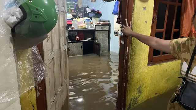 Banjir merendam permukiman warga di kawasan Bendungan Hilir (Benhil), Jakarta Pusat.