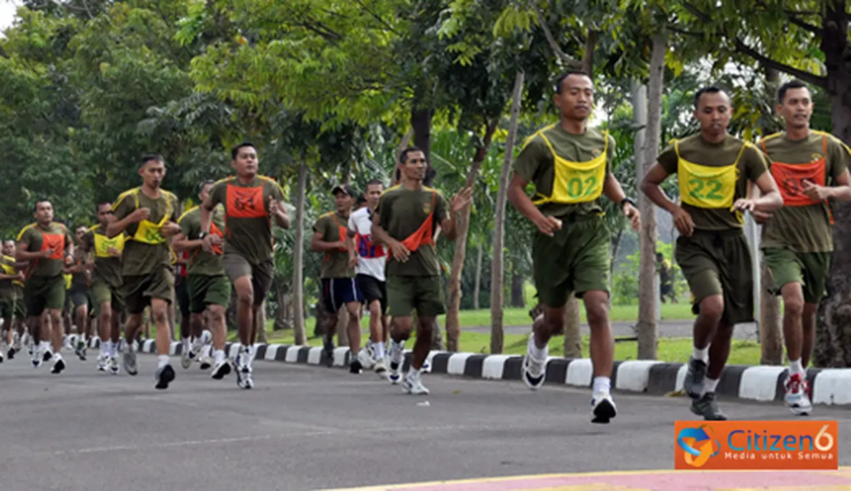 Citizen6, Sidoarjo: Selesai pengarahan dilanjutkan dengan Samapta A yaitu Lari dengan waktu 12 menit, selanjutnya dilaksanakan samapta B yang meliputi full up, sit up, push up dengan waktu satu menit. (Pengirim: Budi Abdillah)
