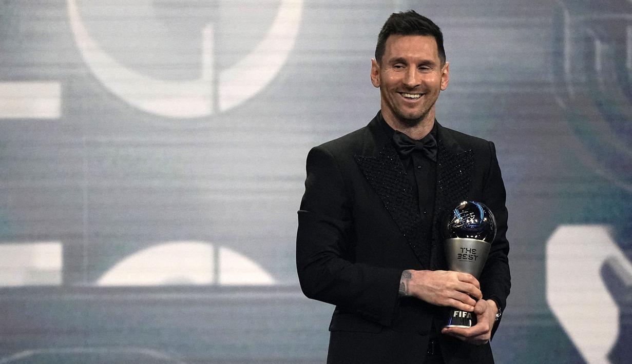 Pemain Argentina, Lionel Messi mendapatkan penghargaan Pemain Putra Terbaik FIFA 2022 pada acara yang berlangsung di Paris, Prancis, Selasa (28/02/2023) WIB. Ini merupakan penghargaan Individunya yang ke-18 bagi pemain Paris Saint-Germain tersebut. Messi tercatat pernah memenangkan sebanyak tujuh trofi Ballon d'Or awards, dua gelar Pemain Putra Terbaik FIFA, Pemain Terbaik Dunia FIFA Tahun 2022, enam Sepatu Emas Eropa, dan dua Bola Emas Piala Dunia FIFA. (AP Photo/Michel Euler)
