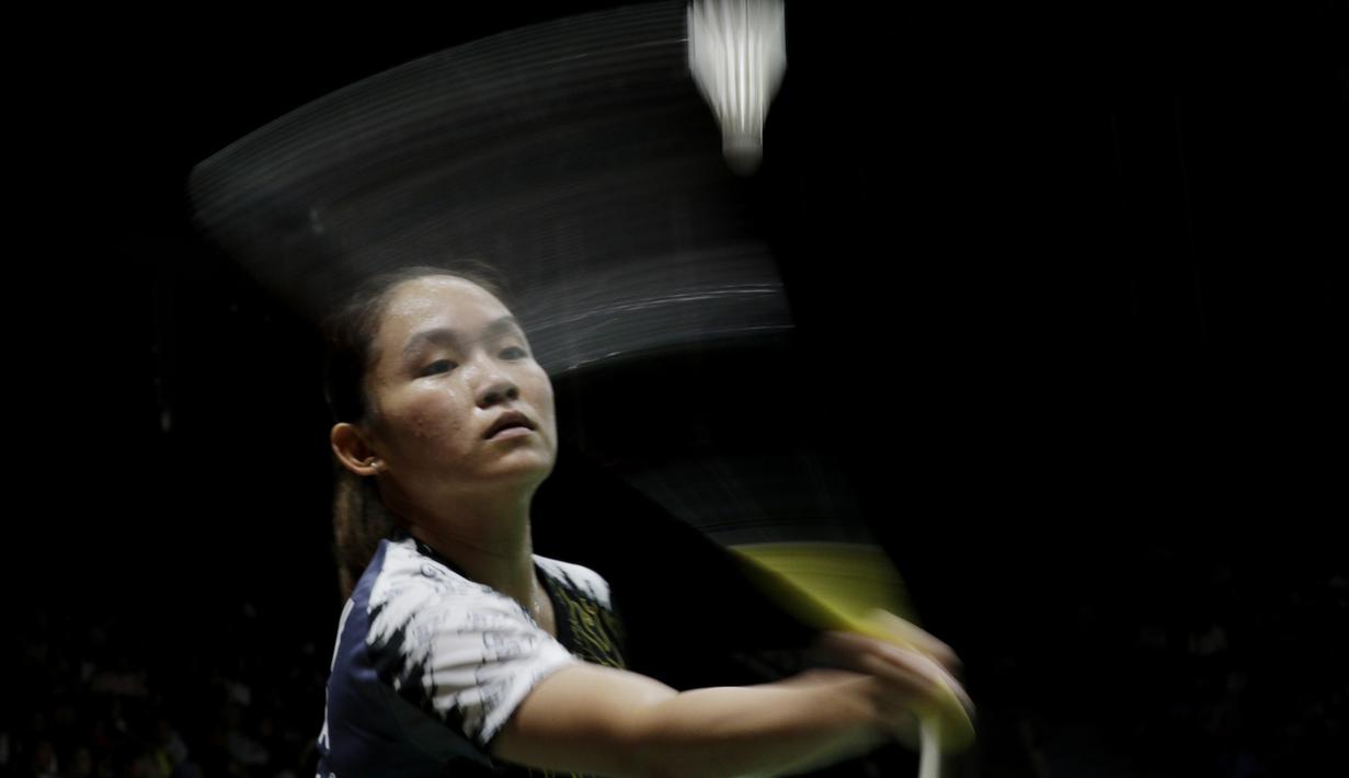 Tunggal Putri Indonesia, Ruselli Hartawan, saat melawan wakil Kanada, Michelle Li, pada laga Indonesia Masters 2020 di Istora, Jakarta, Rabu (15/1/2020). Ruselli Hartawan kalah dengan skor 14-21 dan 15-21. (Bola.com/M Iqbal Ichsan)