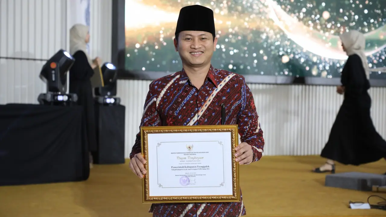 Bupati Trenggalek, Mochamad Nur Arifin, saat menerima penghargaan Kabupaten Layak Anak kategori utama tahun 2025.