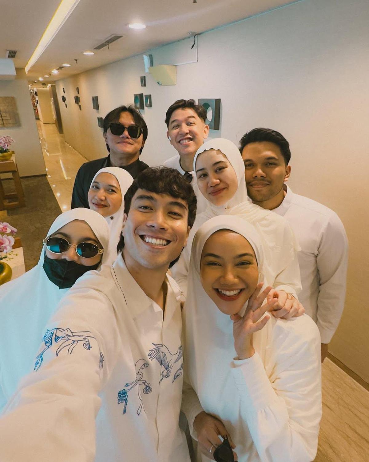 Vidi Aldiano Berangkat Umroh Bareng Keluarga dan Sahabat, Netizen Salfok dengan Mahalini