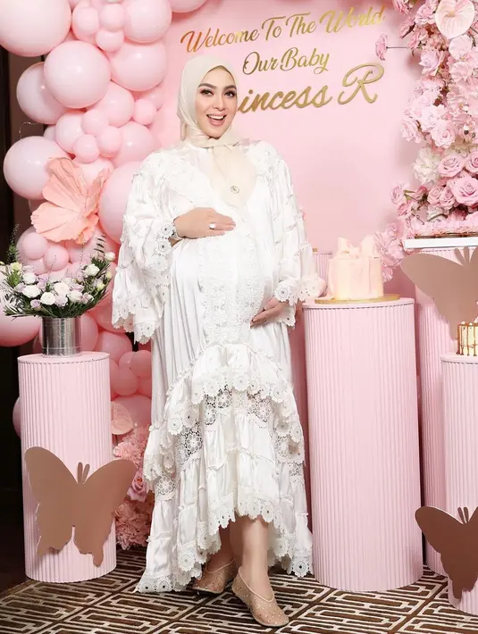 Sehari sebelum menanti lahirnya bayi perempuan mereka yang bernama “ Princess R “, Syahrini menggelar pesta dengan tema serba pink.  [@princessyahrini].