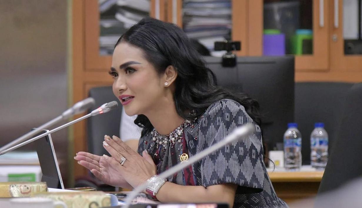 Krisdayanti, saat melakukan rapat di gedung MPR/DPR RI. Ia ikut sumbang saran agar terwujud keinginan masyarakat yang sejahtera. (Foto: Instagram/@krisdayantilemos)