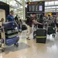 Suasana bandara Heathrow, di London,  Rabu (13/7/2022). Bandara tersibuk di Inggris itu telah memberlakukan pembatasan jumlah penumpang saat periode libur musim panas ini karena sektor penerbangan berjuang untuk mengatasi lonjakan permintaan perjalanan.  (AP Photo/Alberto Pezzali)
