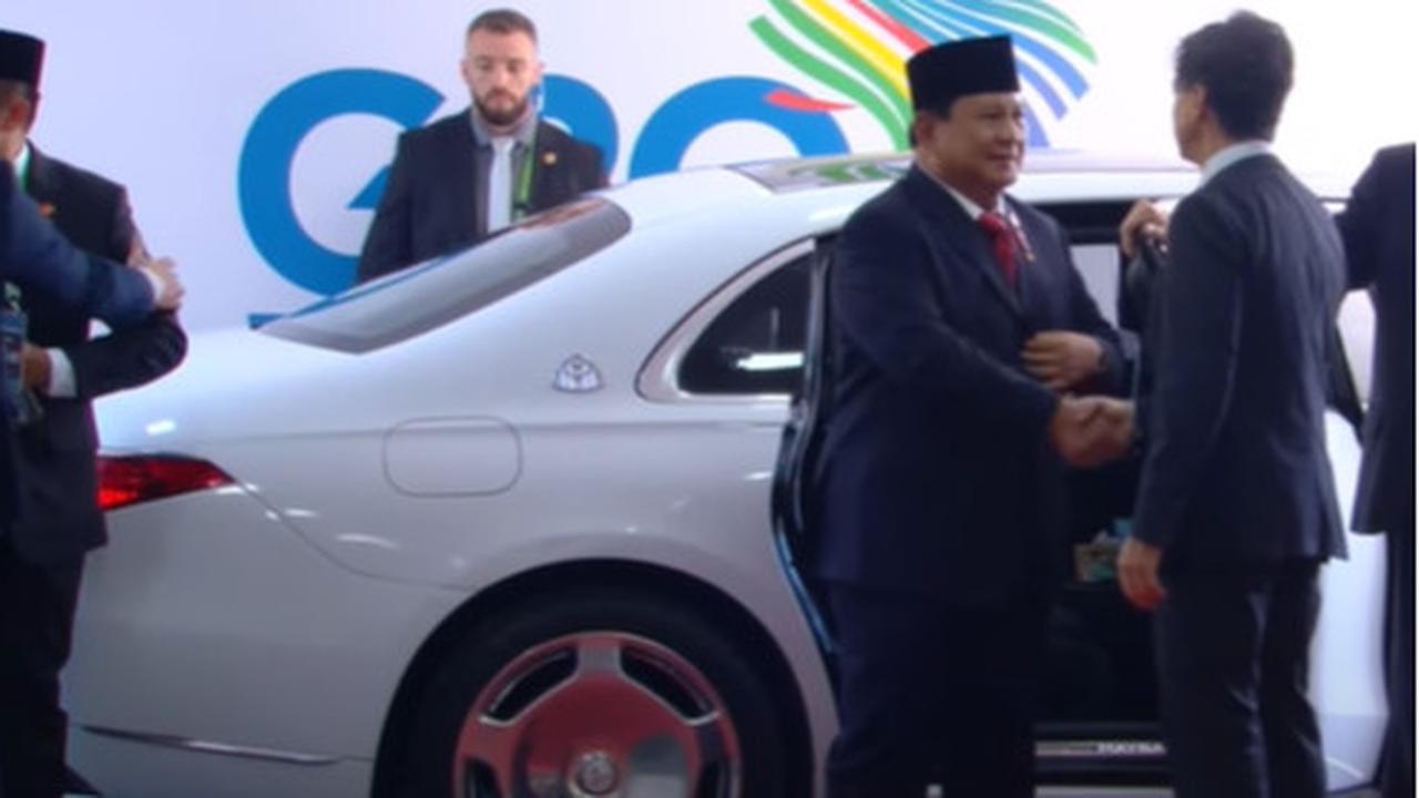 Momen Seskab Teddy Tak Rela Lepas Prabowo Jalan Sendiri, Hanya Bisa Pasrah saat Dicegah Pengawal Keamanan Bule Berbadan Besar