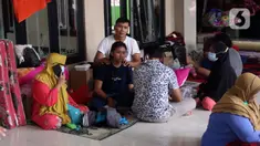 Aktivitas warga saat mengungsi di halaman Masjid Jami Al-Jihad, Perumahan Periuk Damai, Tangerang, Banten, Selasa (23/2/2021). Banjir setinggi 2,5 meter membuat warga harus mengungsi di tempat yang aman. (Liputan6.com/Angga Yuniar)