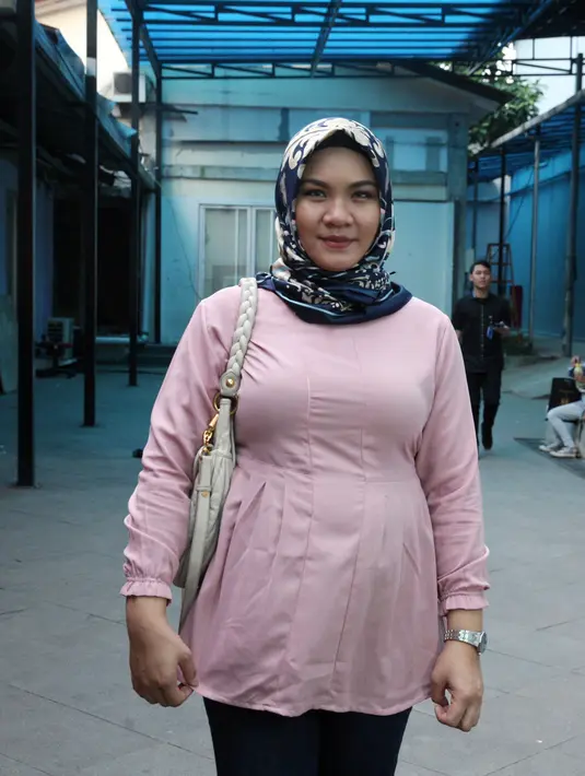 "Biasa aja," singkat Georgia Aisyah terkait lagu ciptaan Aldi Taher ditemui usai mengisi acara di kawasan Kapten Tendean, Jakarta Selatan, Kamis (23/11/2017). (Nurwahyunan/Bintang.com)