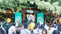Ratusan scooterist melangsungkan acara riding dan charity dengan tajuk 'Scooter Ramadhan Vibes 2025'.