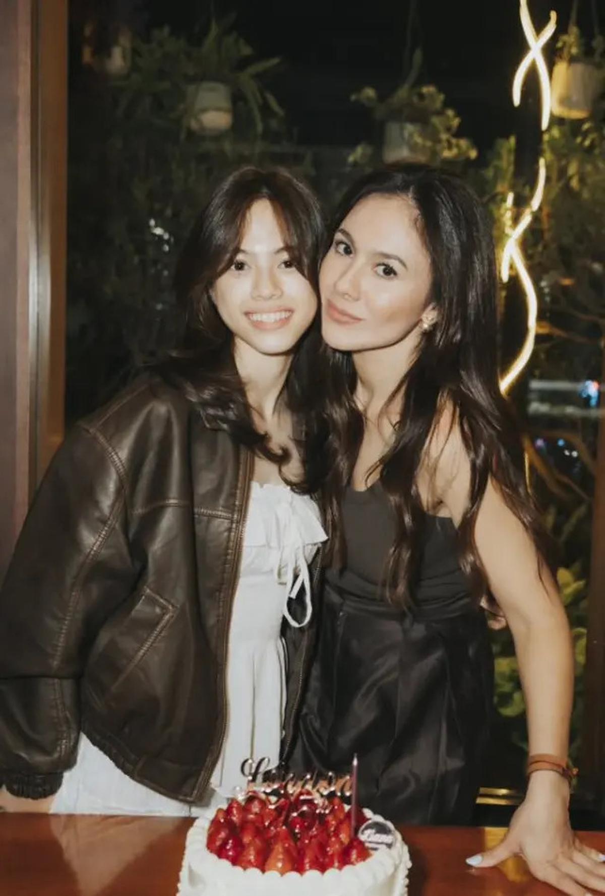 6 Potret Wulan Guritno bareng Tiga Anaknya, Kompak Banget bak Sahabat