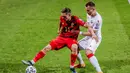 Pemain Belgia Leandro Trossard (kiri) bersaing memperebutkan bola dengan pemain Belarusia Denis Polyakov pada pertandingan Grup E kualifikasi Piala Dunia 2022 di Stadion King Power, Leuven, Belgia, Selasa (30/3/2021). Belgia menang 8-0. (AP Photo/Francisco Seco)