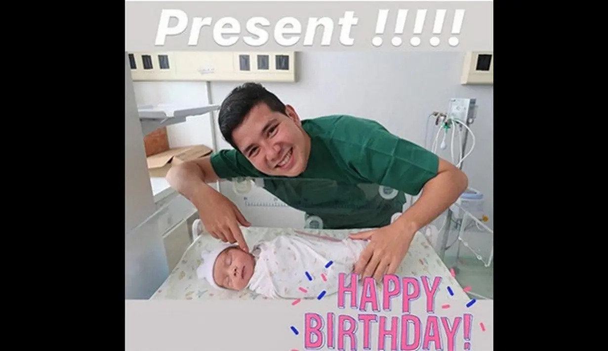 Khawla Saila Kamil, nayi perempuan ini lahir tepat di hari ulang tahun sang ayah. Di hari dan tanggal yang sama, Haykal berulang tahun tepat di usia 27 tahun. Dan pastinya, ini menjadi kado terindah untuknya. (Instagram/haykalkamil)