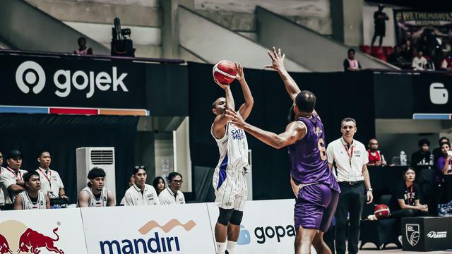 Pemain Satria Muda Yudha Saputera saat melawan Hawks di IBL 2026