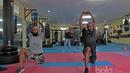 Untuk menjaga stamina Greg Nwokolo kerap berlatih di gym dengan pelatih khusus untuk menjaga kondisi tubuh tetap fit jelang Piala Presiden 2017. (Bola.com/Nicklas Hanoatubun)