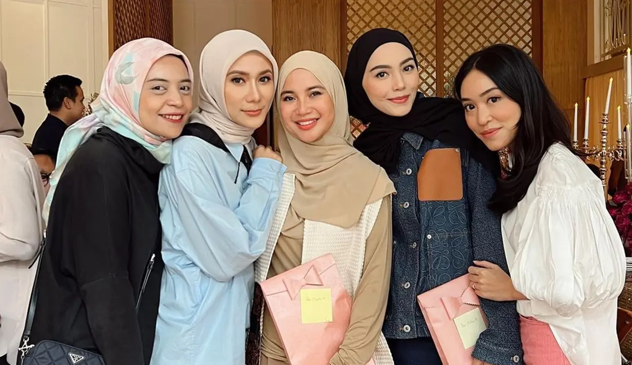 Di momen tersebut, ibu satu anak itu begitu bahagia saat mengetahui kejutan pesta ulang tahun dari sang suami. Ternyata, teman-temannya juga datang untuk memberikan selamat. Chacha pun bersyukur bisa berkumpul bersama orang-orang tersayang. (Liputan6.com/IG/@hallida.rachmawati)
