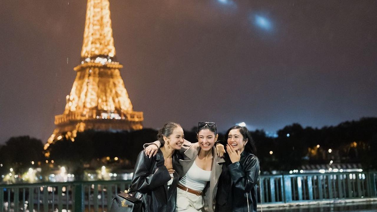 7 Keseruan Enzy Storia Liburan di Paris Bareng Febby Rastanty, Ngakak Saat Payung Terbalik Kena Hujan Badai