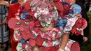 Penyanyi Rihanna tampil heboh dengan gaun 3D di acara penggalangan dana Met Gala 2017, New York, Senin (1/5). Baju bermotif floral keluaran Comme des Garcosn dari koleksi Fall 2016 tersebut tentu menjadikannya pusat perhatian. (Dimitrios Kambouris/AFP)