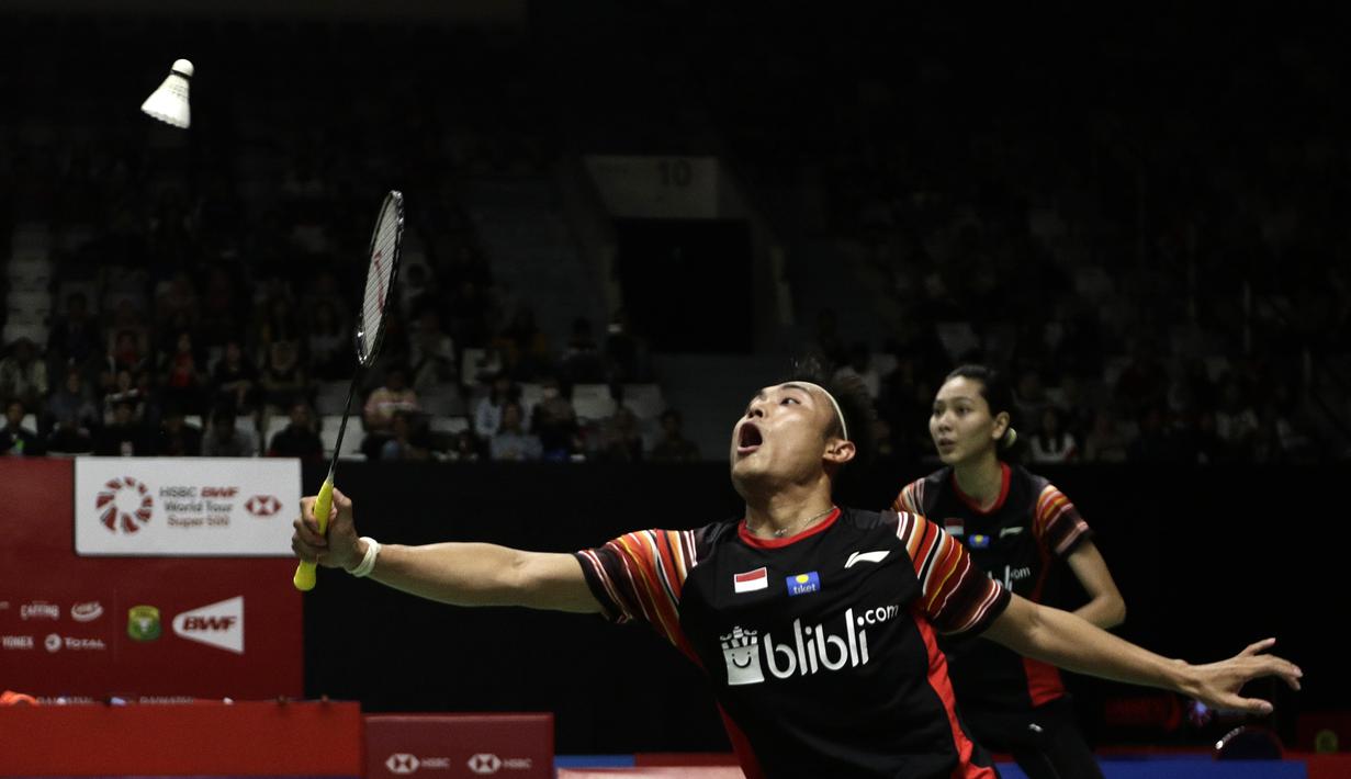 Ganda campuran Indonesia, Hafiz Faizal, memukul kok saat menghadapi ganda China, Zheng Si Wei/Huang Ya Qiong pada laga Indonesia Masters 2020 di Istora Senayan, Jakarta, Selasa (14/1). Hafiz/Gloria kalah 14-21, 13-21. (Bola.com/Yoppy Renato)