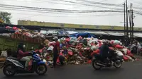 Tumpukan sampah menggunung di Pasar Jombang, Kota Tangerang Selatan (Tangsel), Rabu (17/4/2024). Sampah di Pasar Jombang ini sudah sepekan sejak Hari Raya Idul Fitri 1445 H tidak diangkut petugas. (Liputan6.com/Pramita Tristiawati)