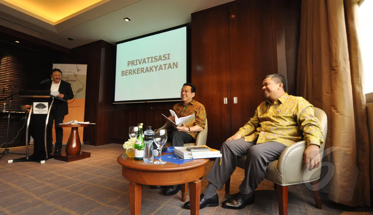 Fahry Hamzah (kanan) dan Irman Gusman (tengah) menghadiri peluncuran buku berjudul "Privatisasi Berkerakyatan" di Hotel Mandarin, Jakarta, Jumat (20/3/2015). (Liputan6.com/Faizal Fanani)