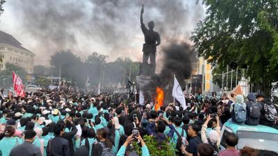 Demo Mahasiswa di Solo Diwarnai Bakar Ban dan Blokir Jalan