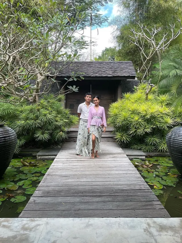 Momen Eva Celia Liburan di Bali, Tampil Menawan Pakai Kebaya. (Sumber: Instagram/evacelia)
