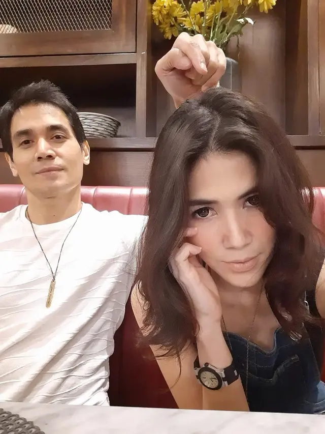 6 Potret Kebersamaan Tyo Nugros Eks Drummer Dewa 19 dan Kekasih, Tampil Mesra