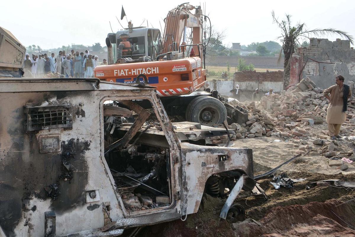 FOTO: Bom Mobil Guncang Pos Polisi di Pakistan