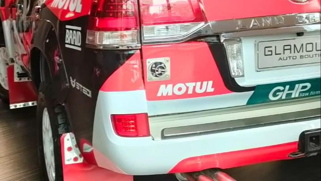 Modif eksterior meliputi bodi, bemper, dan wide fender. menggunakan karbon dan polycarbonate sehingga bobotnya lebih ringan 150 kg dari bobot aslinya.