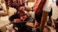 Pedagang menimbang daging potong di Pasar Kebayoran Lama, Jakarta, Kamis (24/2/2022). Pedagang daging mengeluhkan harga yang terus naik dan merencanakan mogok dagang mulai hari Senin, 28 Februari 2022 mendatang jika harga daging tidak turun. (Liputan6.com/Johan Tallo)