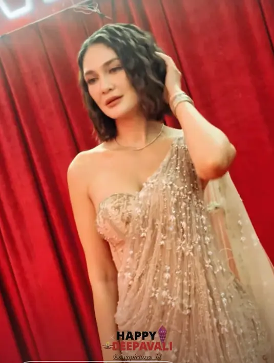 Wajahnya dipulas MUA ternama Archangela Chelsea dengan makeup soft glam. Lipstik merah bata jadi sentuhan sempurna untuk tampilan glamor Luna Maya [@lunamaya]