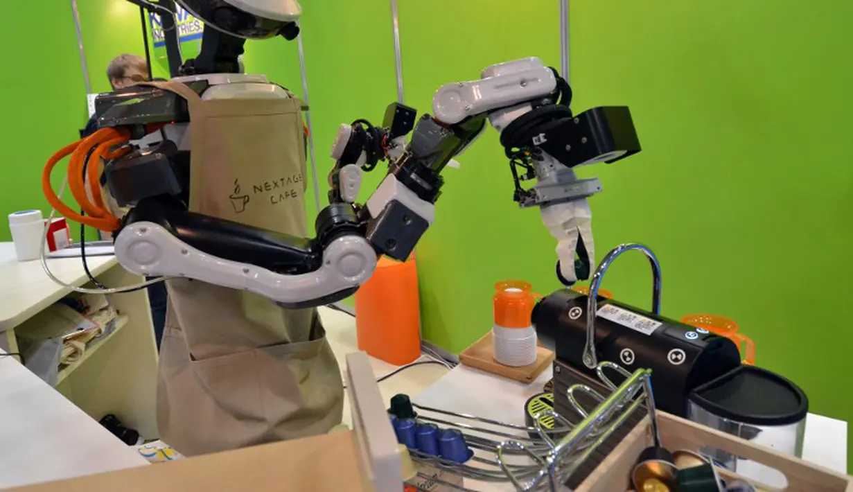 Sebuah robot bernama Nextage sedang memperlihatkan kemahirannya membuat secangkir kopi di depan para pengunjung dalam sebuah pameran Robot Week di Tokyo, Jepang, Rabu (15/10) (AFP PHOTO/Yoshikazu Tsuno)
