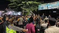 Detik-Detik Bentrok di Pengajian Rizieq, Massa Bersenjata Kayu Saling Lempar dan Pukul